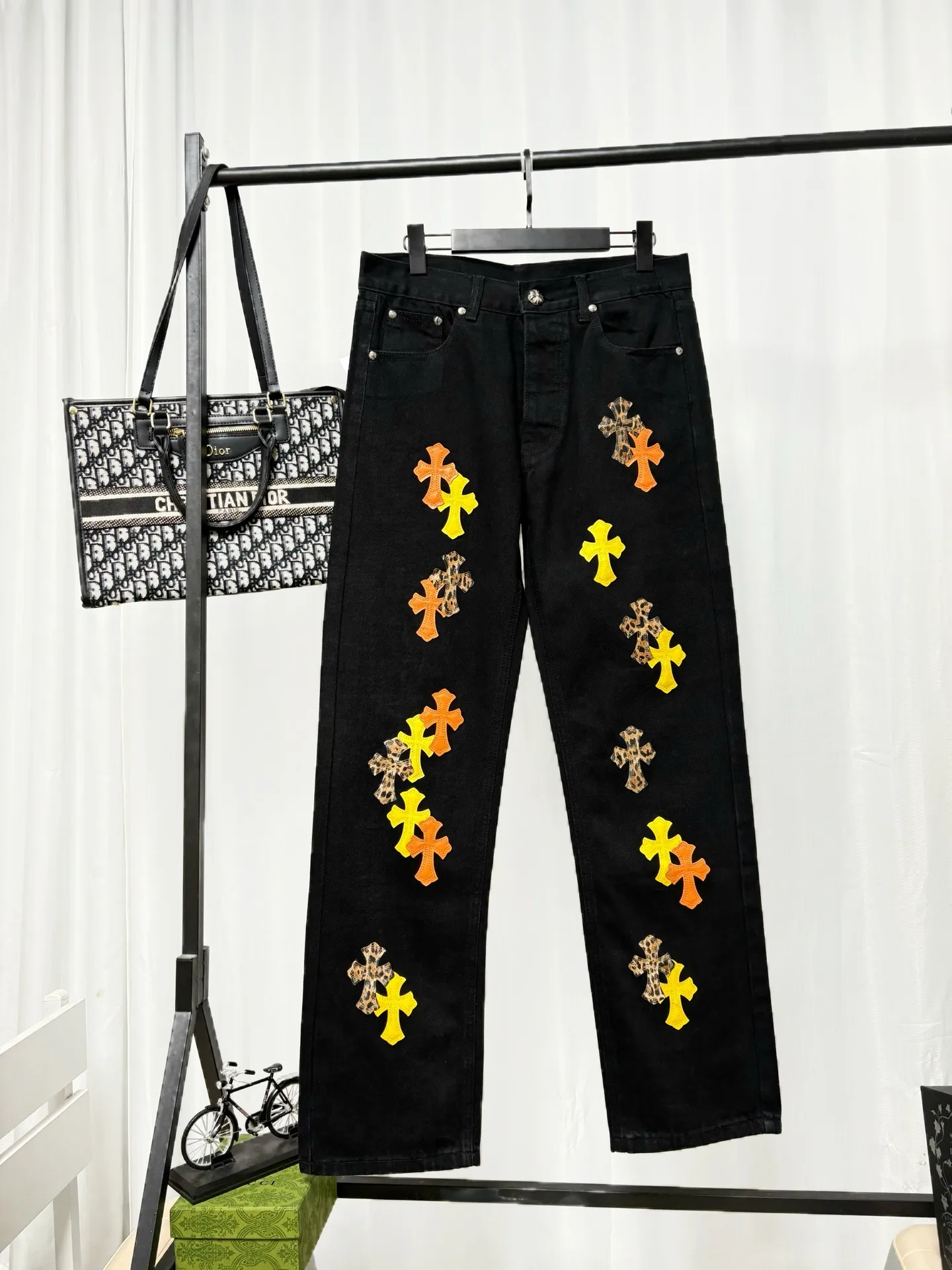 Chrome Hearts Chrome Hearts ， ， ， 。 Classic ， Genuine Leather ， ，Retro ， 。 ， 、 、 ， ， ； ， ， ， ， 。